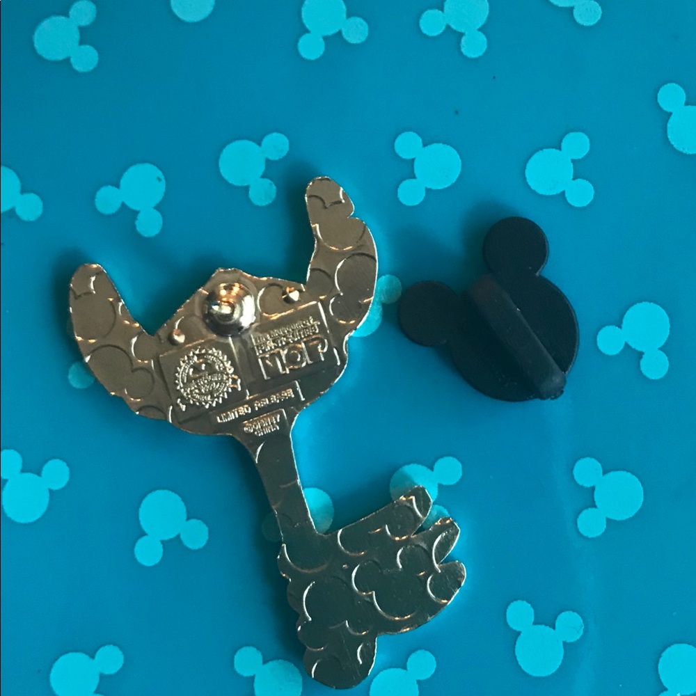 LR Stitch Museum of Pin-Tiquities Key Pin - Picture 2 of 2